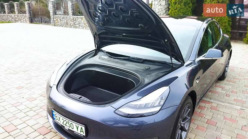 Седан Tesla Model 3 2018 в Староконстантинове