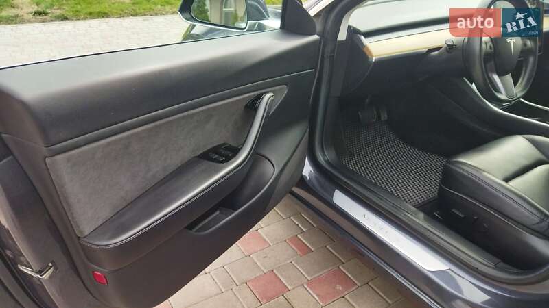 Седан Tesla Model 3 2018 в Староконстантинове