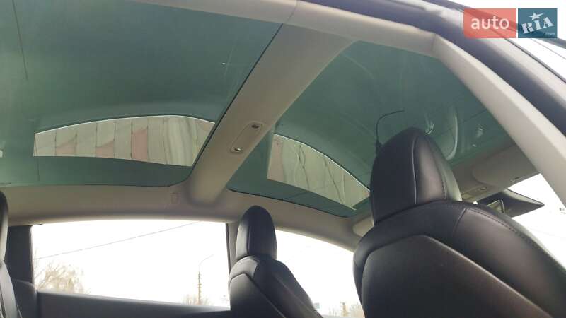 Седан Tesla Model 3 2018 в Староконстантинове