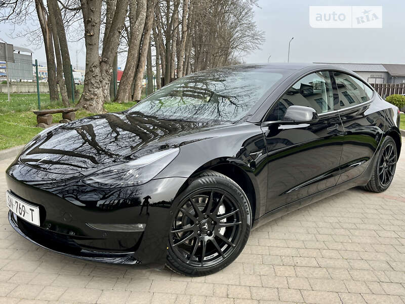 Седан Tesla Model 3 2021 в Стрию