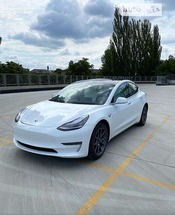 Седан Tesla Model 3 2020 в Львове