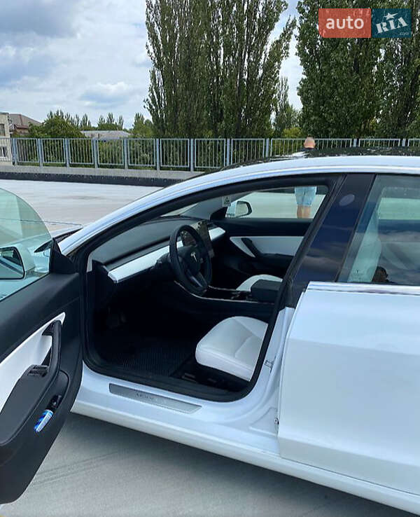 Седан Tesla Model 3 2020 в Львове