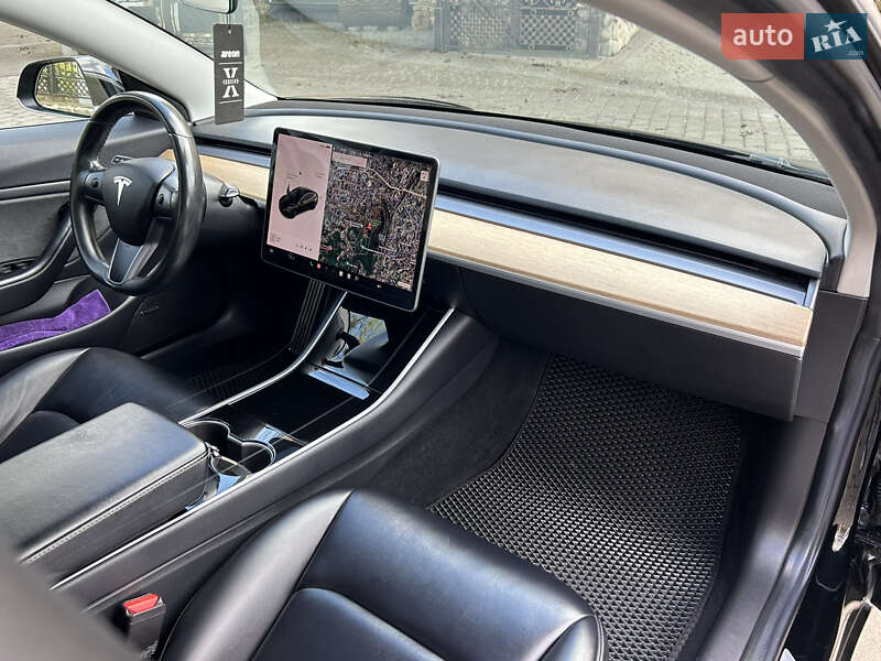 Седан Tesla Model 3 2018 в Львове