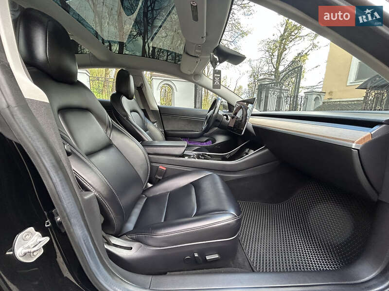 Седан Tesla Model 3 2018 в Львове