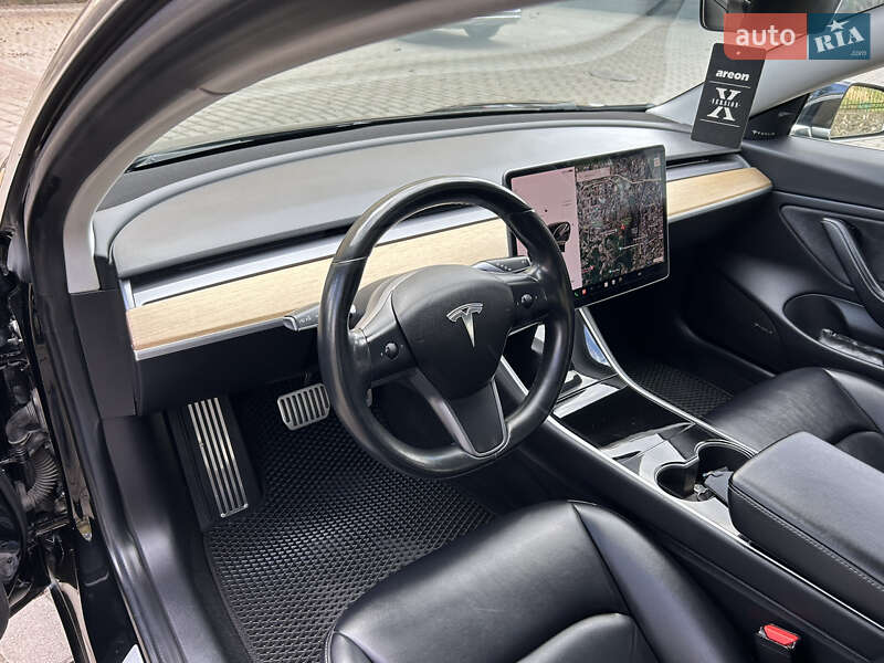 Седан Tesla Model 3 2018 в Львове