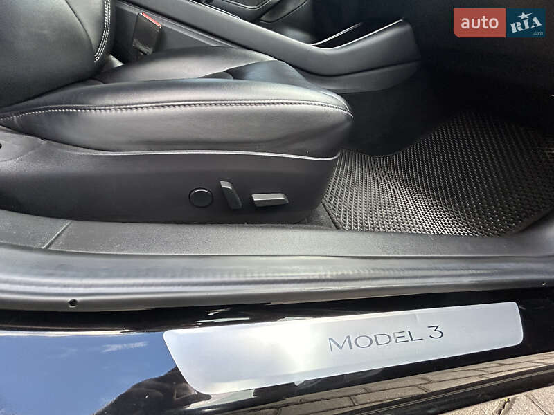 Седан Tesla Model 3 2018 в Львове