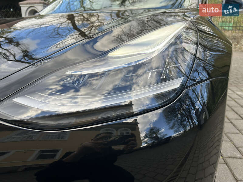 Седан Tesla Model 3 2018 в Львове
