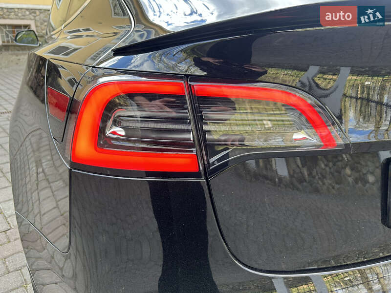 Седан Tesla Model 3 2018 в Львове