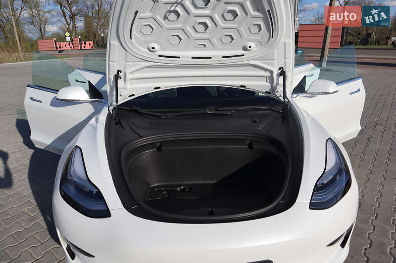 Седан Tesla Model 3 2020 в Дрогобыче