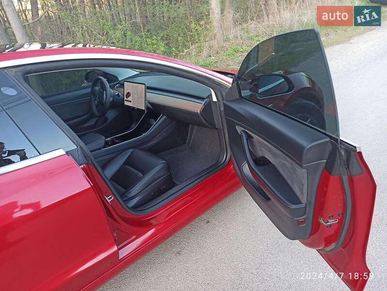 Седан Tesla Model 3 2019 в Виннице
