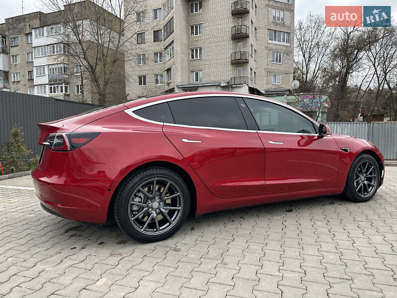 Седан Tesla Model 3 2018 в Черновцах