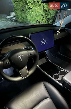 Седан Tesla Model 3 2018 в Чернівцях