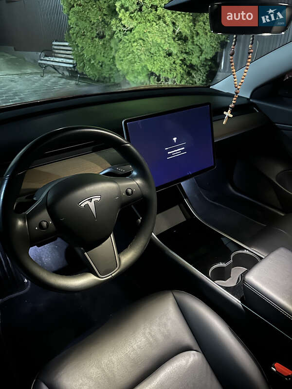 Седан Tesla Model 3 2018 в Черновцах