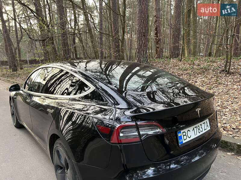 Седан Tesla Model 3 2019 в Львові