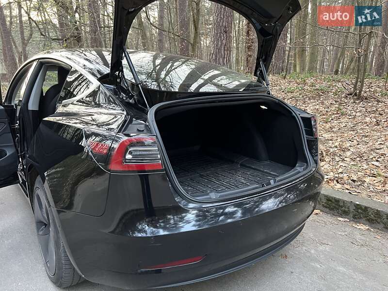 Седан Tesla Model 3 2019 в Львові