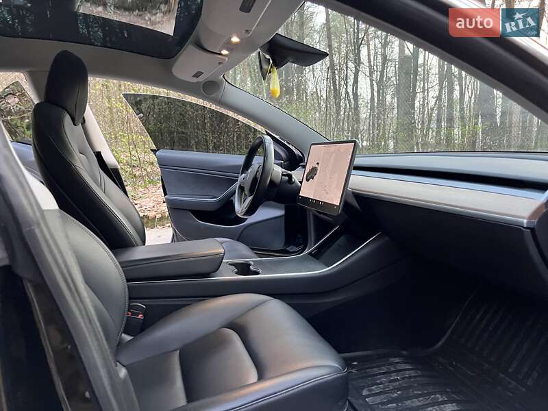 Седан Tesla Model 3 2019 в Львові