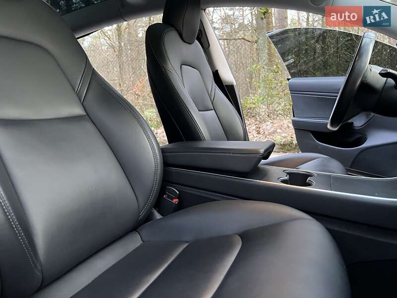 Седан Tesla Model 3 2019 в Львові