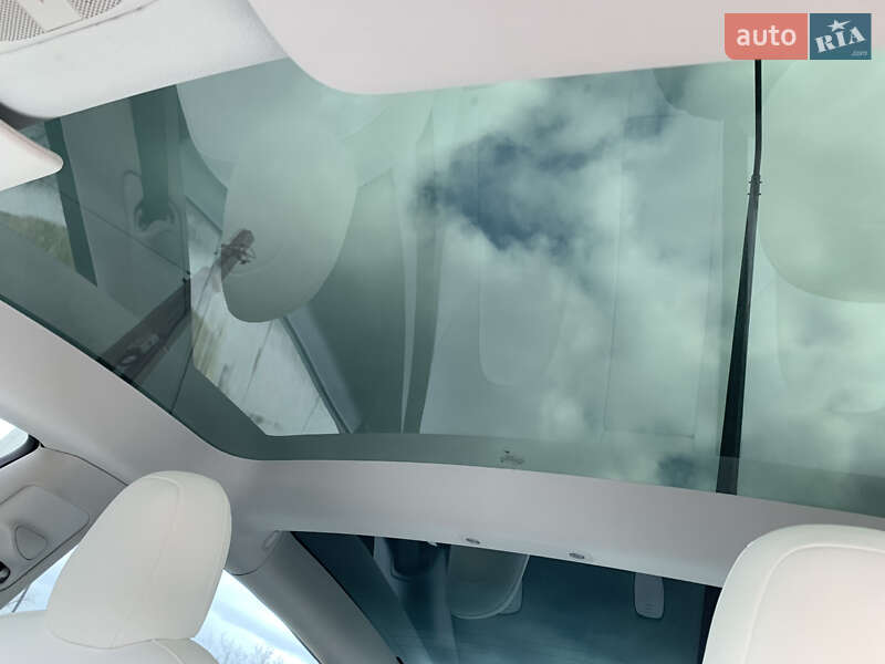 Седан Tesla Model 3 2021 в Львове