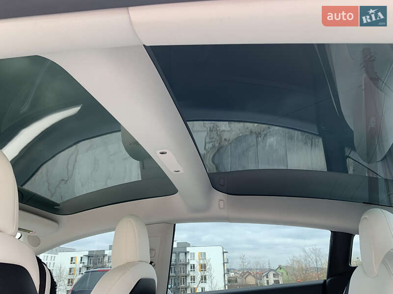 Седан Tesla Model 3 2021 в Львове