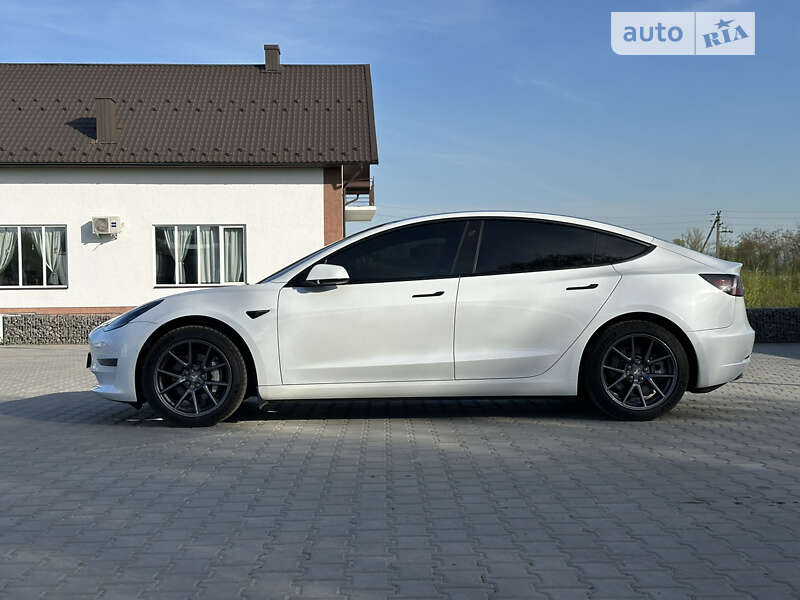 Седан Tesla Model 3 2021 в Снятине