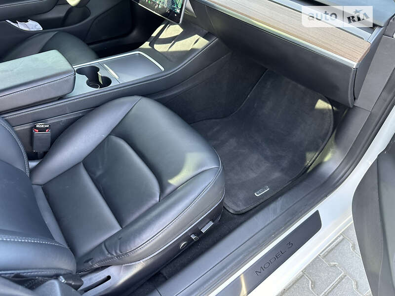Седан Tesla Model 3 2021 в Снятине