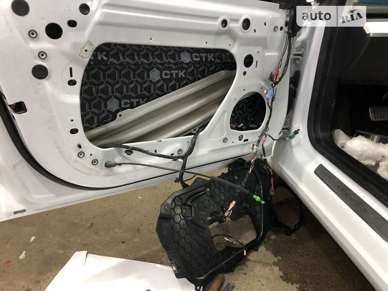 Седан Tesla Model 3 2019 в Черновцах