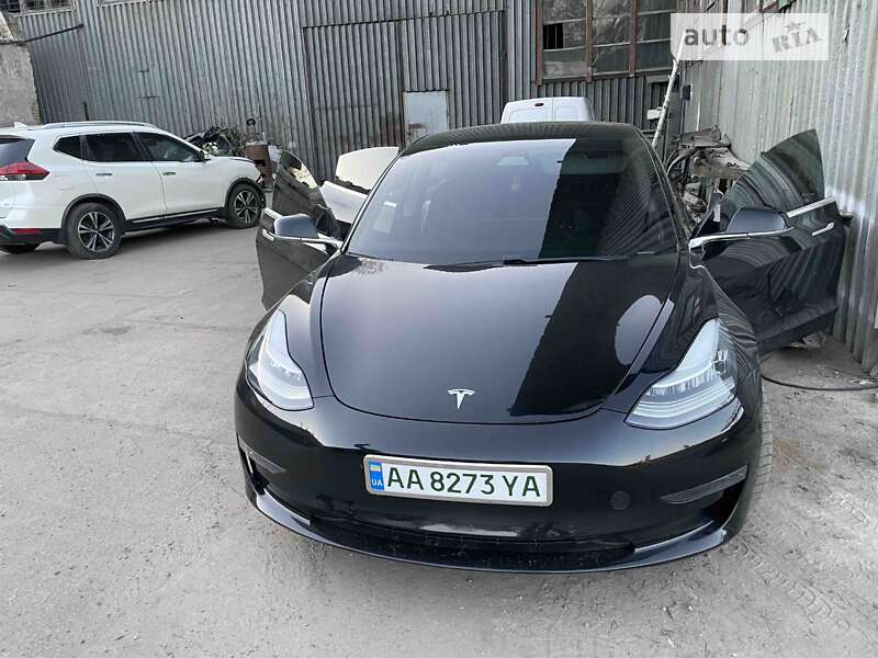 Седан Tesla Model 3 2020 в Вишневому