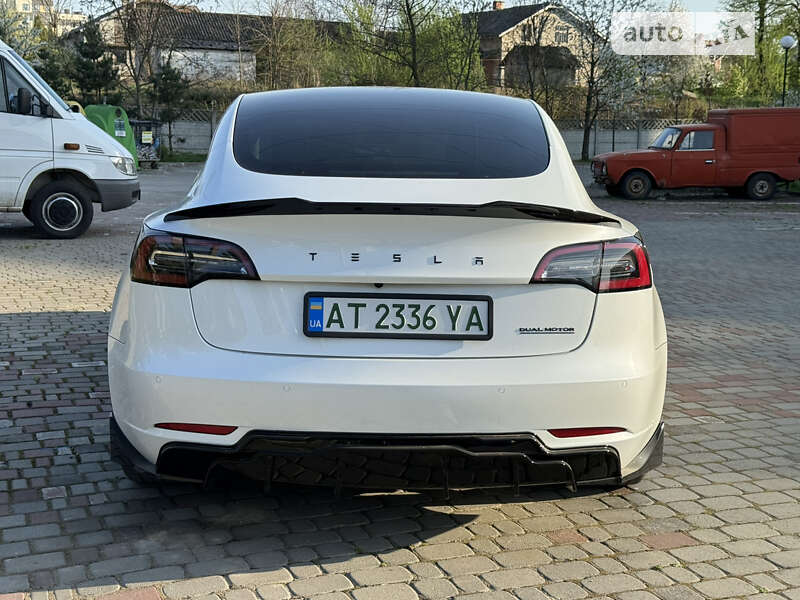 Седан Tesla Model 3 2022 в Івано-Франківську