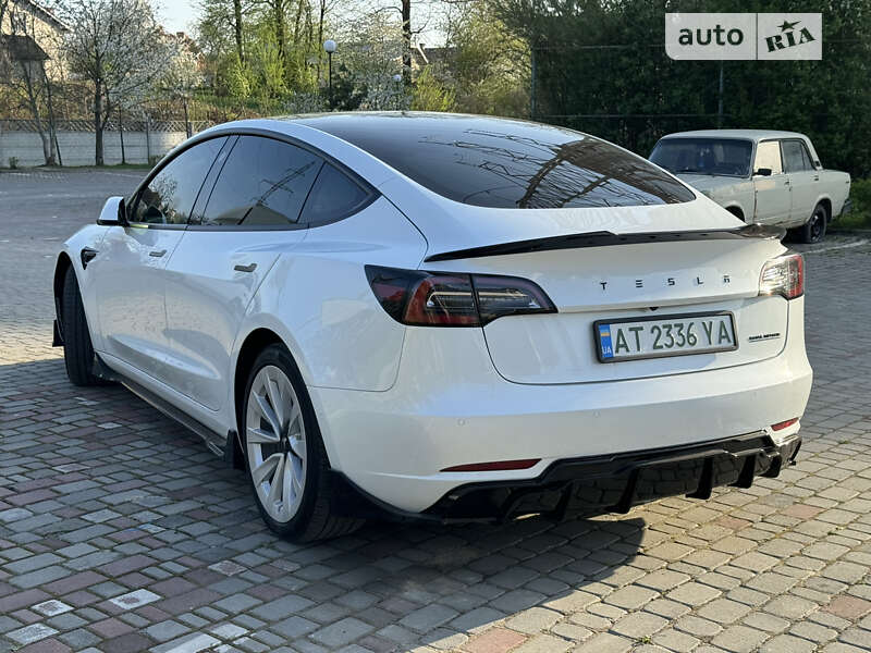 Седан Tesla Model 3 2022 в Івано-Франківську