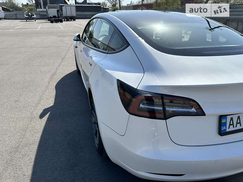 Седан Tesla Model 3 2021 в Вишневом