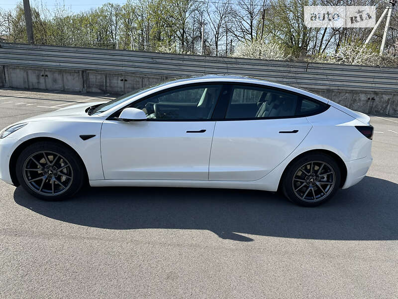 Седан Tesla Model 3 2021 в Вишневом