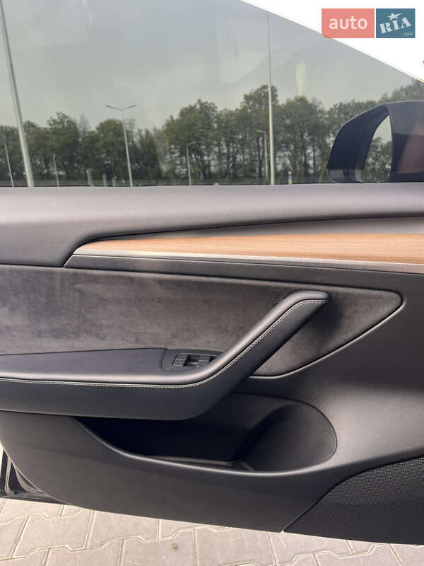 Седан Tesla Model 3 2022 в Виннице