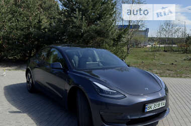 Седан Tesla Model 3 2022 в Ровно