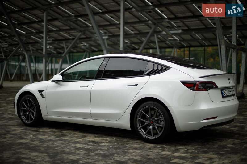 Седан Tesla Model 3 2021 в Львове