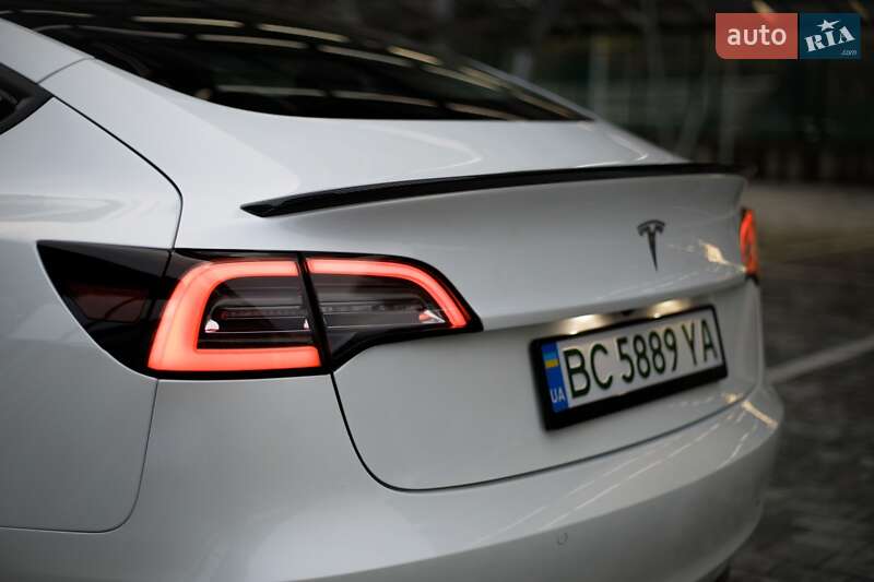 Седан Tesla Model 3 2021 в Львове
