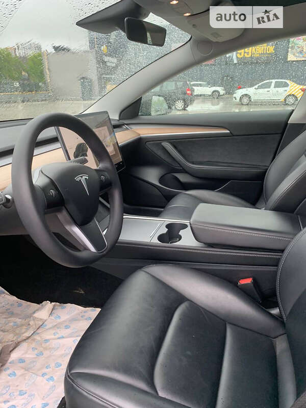 Седан Tesla Model 3 2021 в Киеве