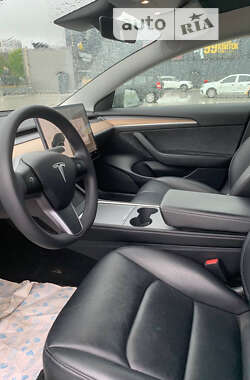 Седан Tesla Model 3 2021 в 