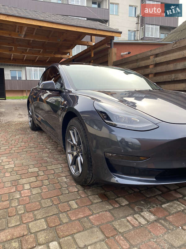 Седан Tesla Model 3 2022 в Ромнах