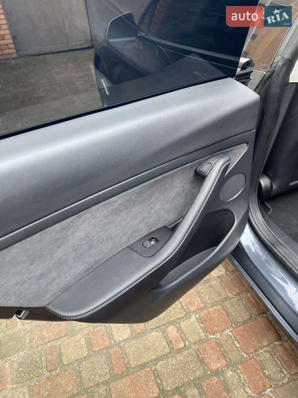 Седан Tesla Model 3 2022 в Ромнах