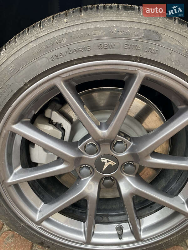 Седан Tesla Model 3 2022 в Ромнах