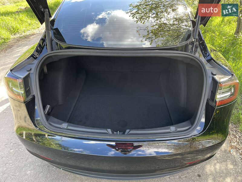 Седан Tesla Model 3 2021 в Ровно