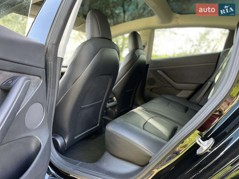 Седан Tesla Model 3 2021 в Ровно