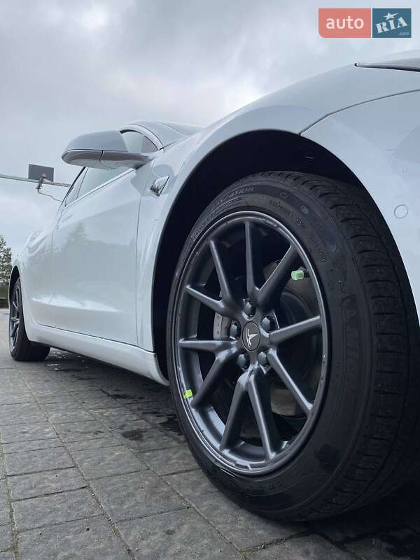 Седан Tesla Model 3 2019 в Самборі