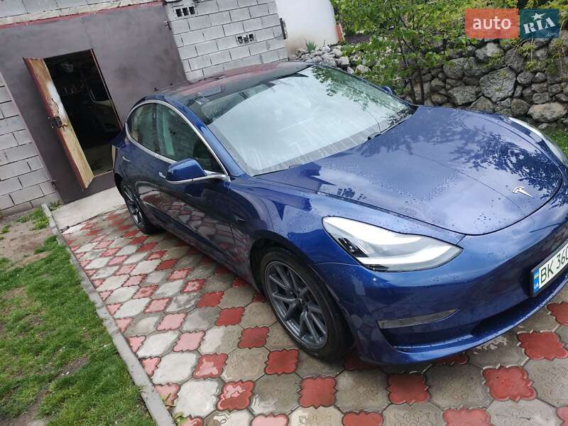 Седан Tesla Model 3 2018 в Львові