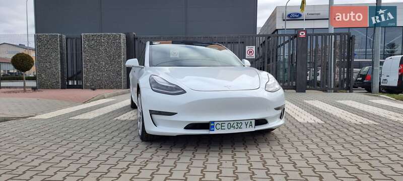 Седан Tesla Model 3 2020 в Чернівцях
