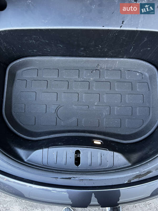 Седан Tesla Model 3 2021 в Києві