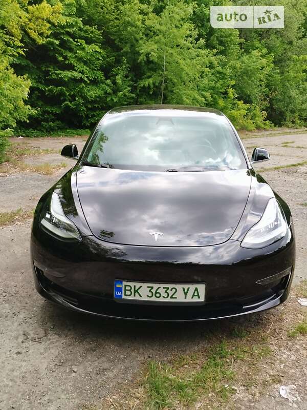 Седан Tesla Model 3 2019 в Остроге