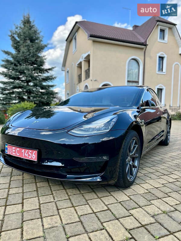 Седан Tesla Model 3 2019 в Рівному