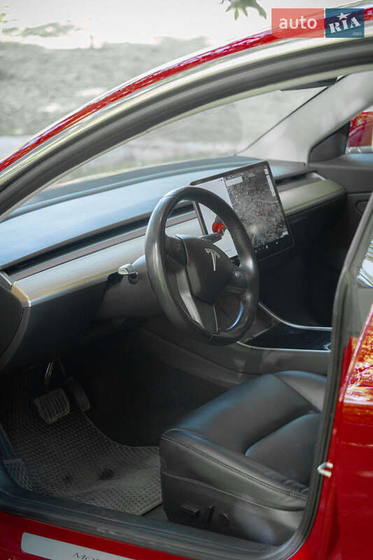Седан Tesla Model 3 2018 в Львове