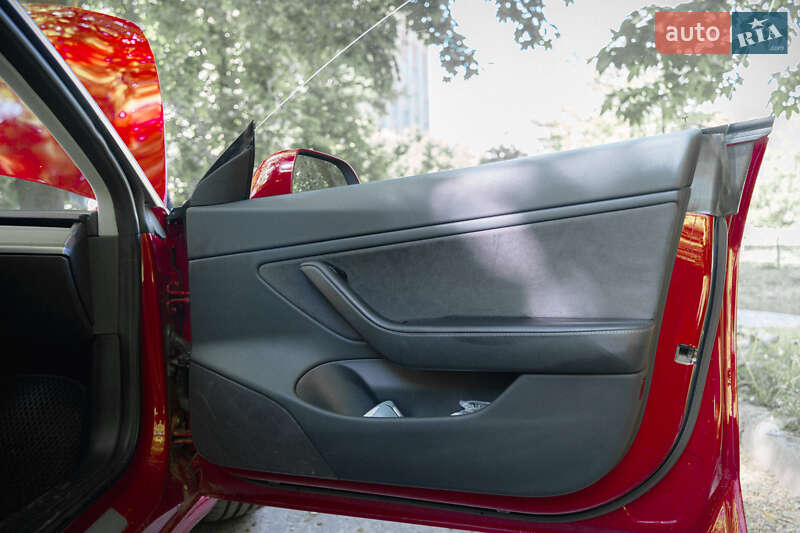 Седан Tesla Model 3 2018 в Львове